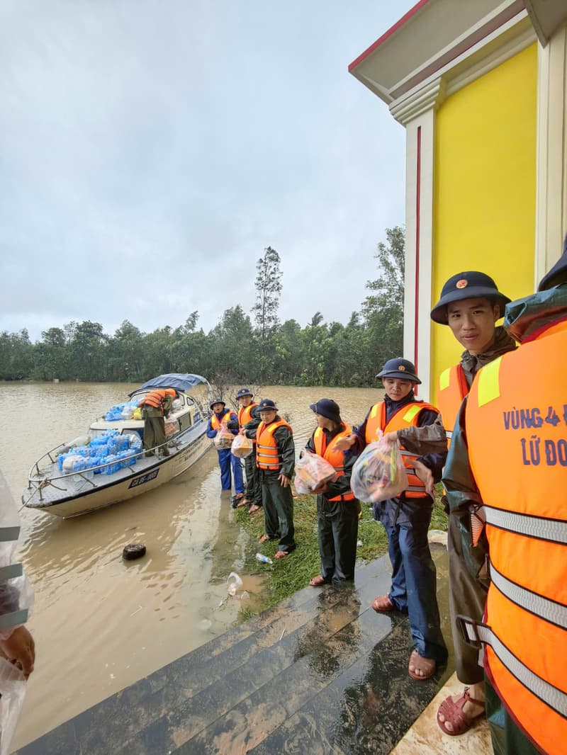 Lữ đoàn 682 vận chuyển hàng cứu trợ đến đồng bào vùng lũ