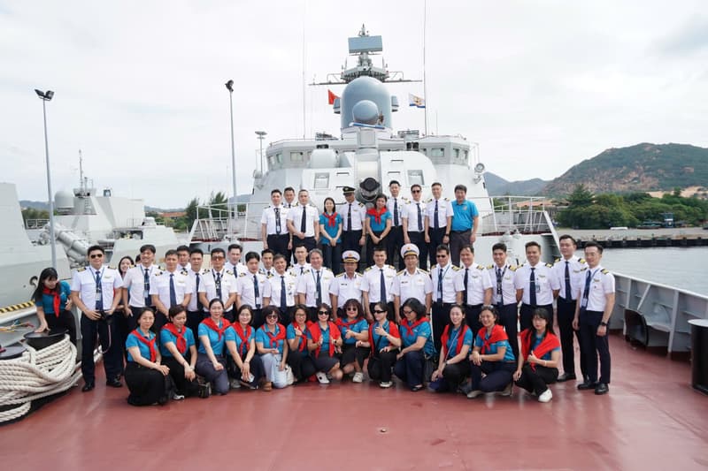 Đoàn bay 919 thăm, giao lưu với cán bộ, chiến sĩ Vùng 4 Hải quân