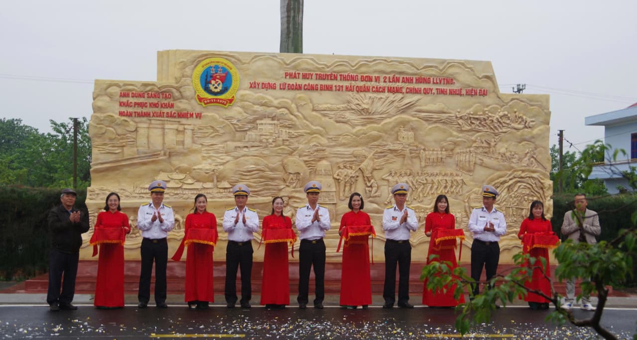 Lữ đoàn 131 khánh thành bức phù điêu truyền thống