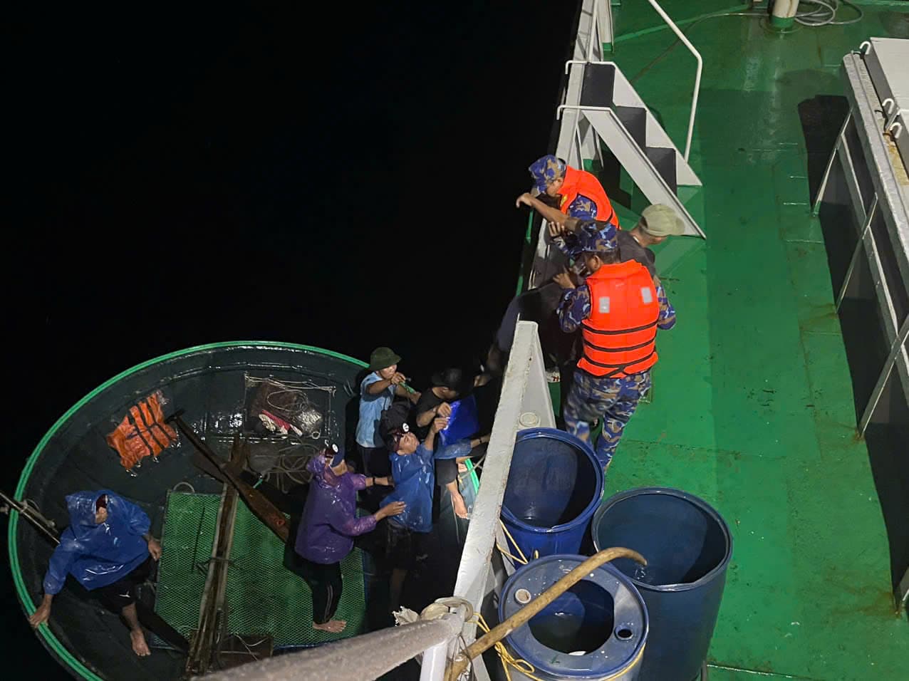 Tàu 658 kịp thời cứu giúp ngư dân trên biển