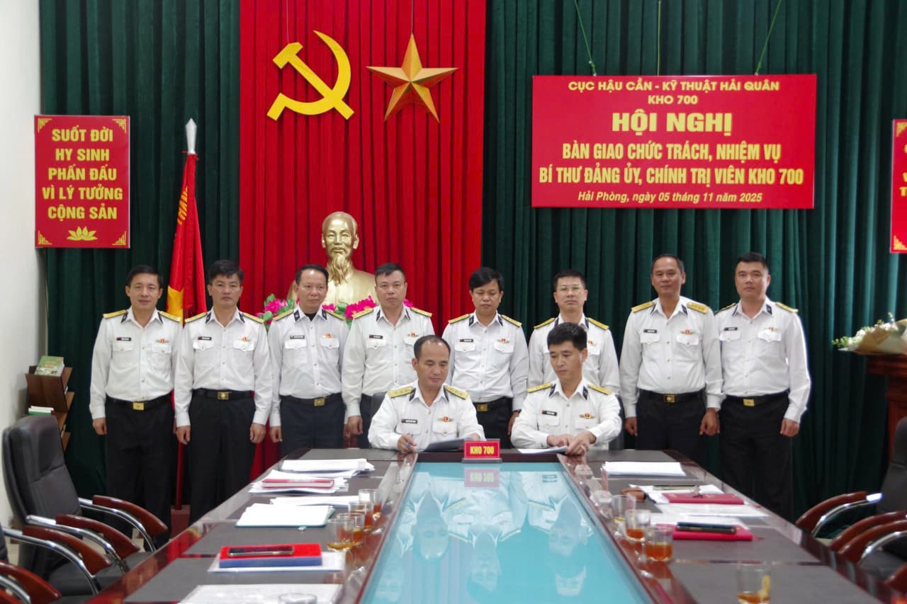 Bàn giao chức trách, nhiệm vụ Bí thư Đảng ủy, Chính trị viên Kho 700