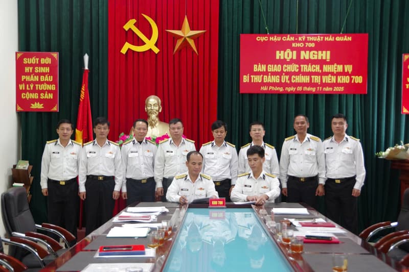 Bàn giao chức trách, nhiệm vụ Bí thư Đảng ủy, Chính trị viên Kho 700