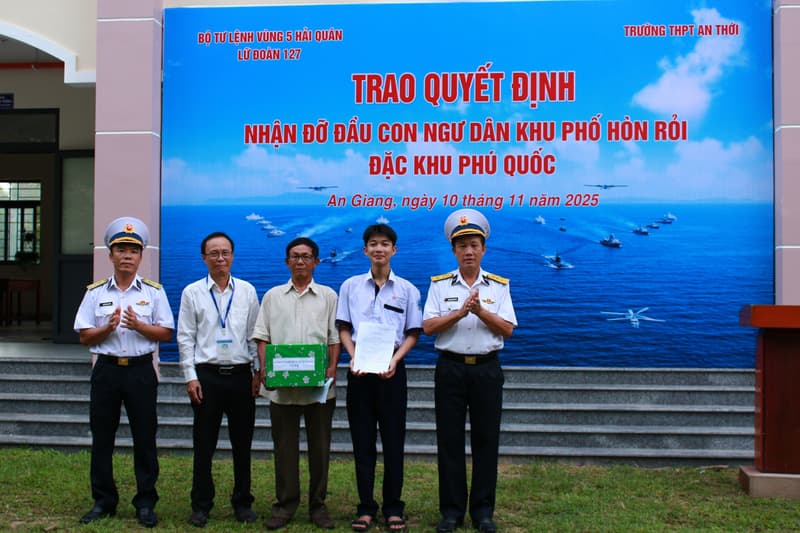 Lữ đoàn 127 trao quyết định nhận đỡ đầu con ngư dân