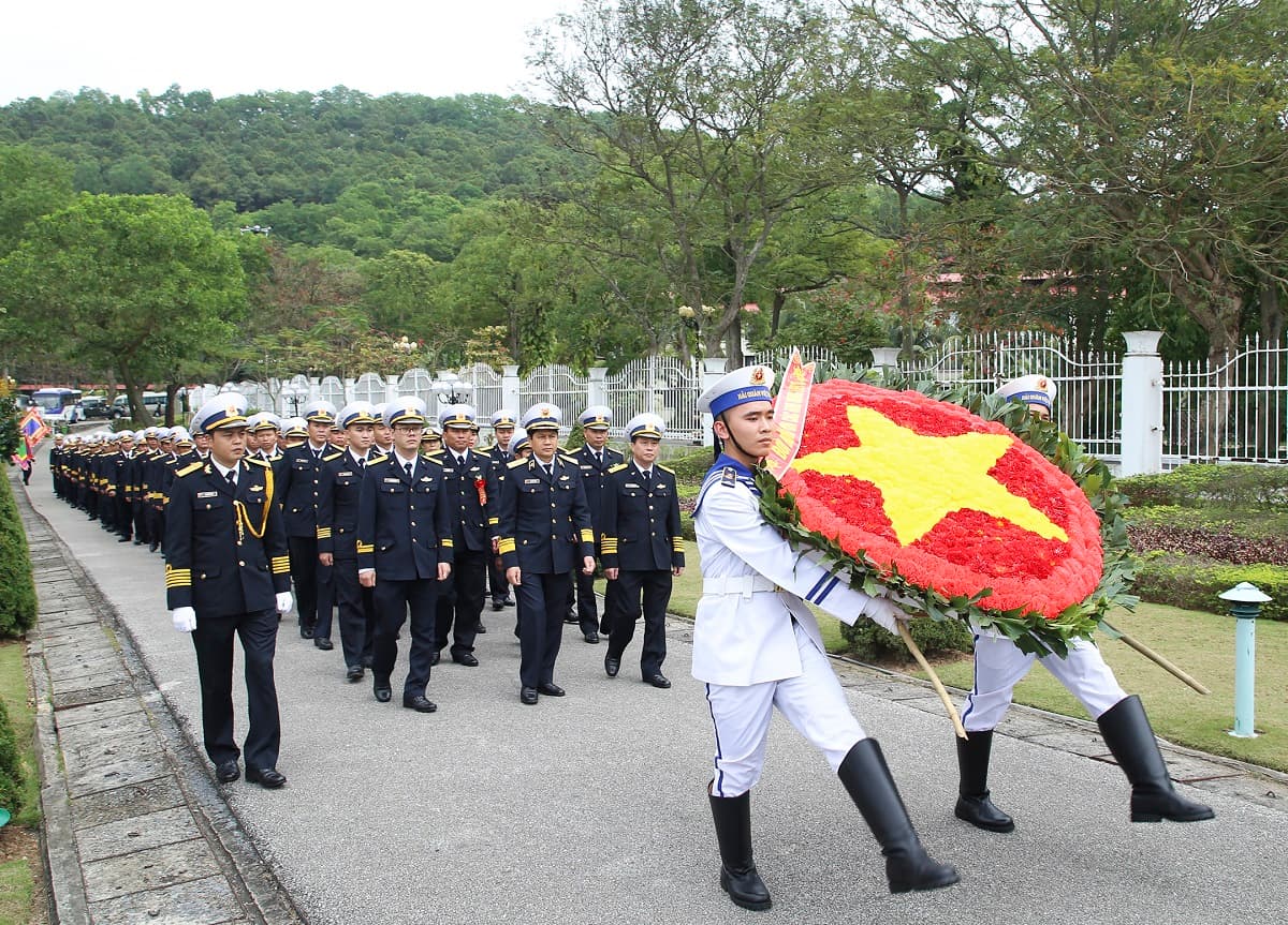 Đoàn đại biểu quân nhân chuyên nghiệp Hải quân tiêu biểu dâng hương tại Bến K15
