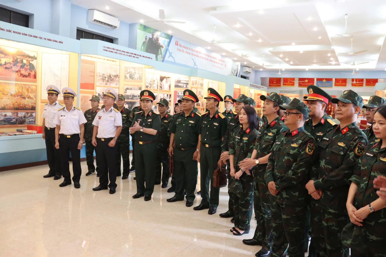 Đoàn học viên Học viện Chính trị nghiên cứu thực tế tại Lữ đoàn 126