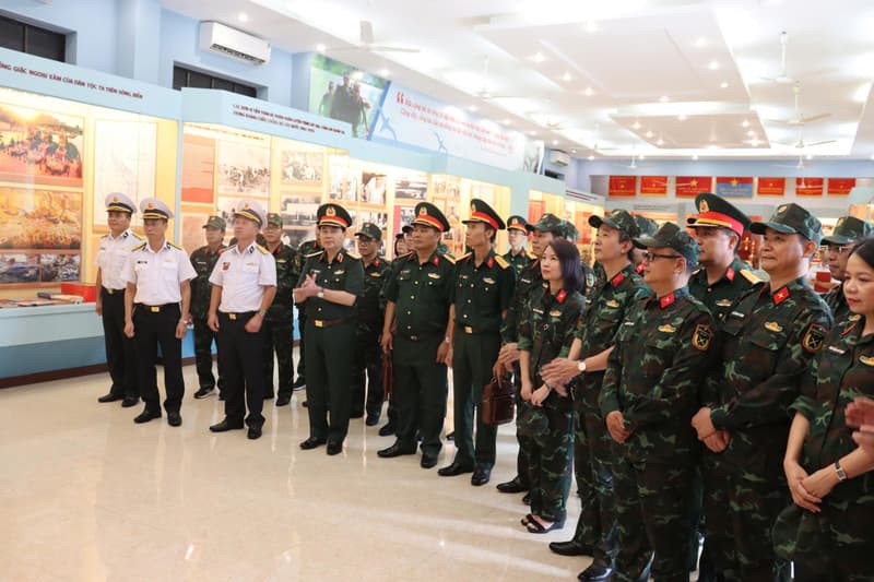 Đoàn học viên Học viện Chính trị nghiên cứu thực tế tại Lữ đoàn 126