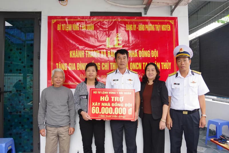 Tiểu đoàn 158 trao kinh phí hỗ trợ xây dựng nhà đồng đội