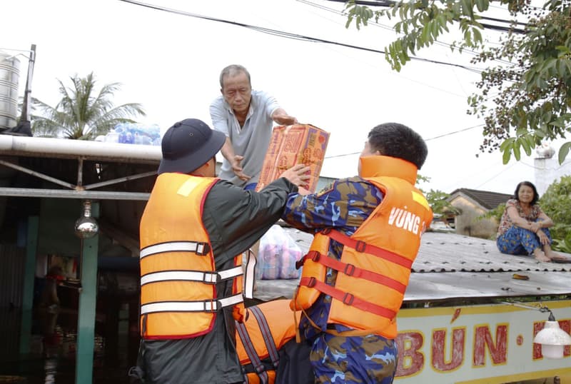 Chính uỷ Hải quân điện biểu dương các lực lượng giúp nhân dân miền Trung khắc phục hậu quả mưa lũ