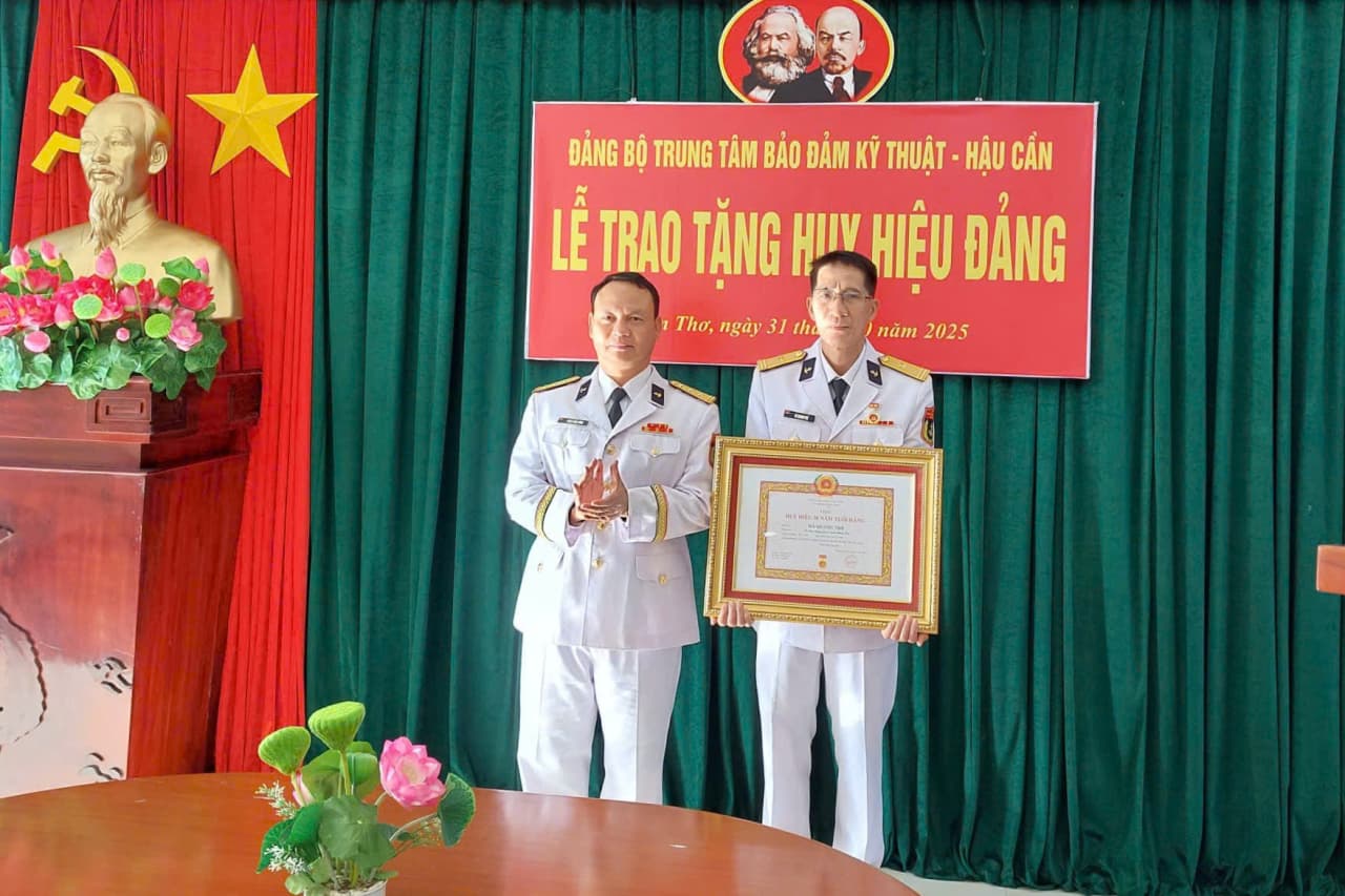 Trung tâm Bảo đảm Kỹ thuật - Hậu cần Vùng 5 trao tặng Huy hiệu 30 năm tuổi Đảng