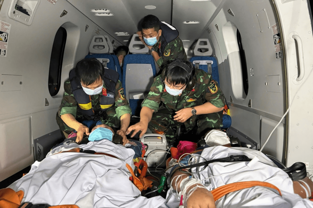 Đưa 3 bệnh nhân nặng từ Trường Sa về đất liền bằng trực thăng