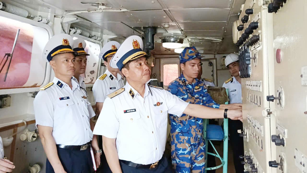 Chuẩn Đô đốc Nguyễn Văn Bách kiểm tra tiến độ sửa chữa tàu của Đoàn Đo đạc biên vẽ hải đồ và nghiên cứu biển