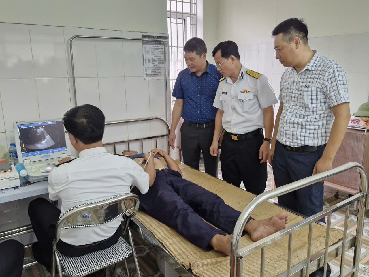 Viện Y học Hải quân khám bệnh, cấp phát thuốc miễn phí cho gần 300 đối tượng chính sách