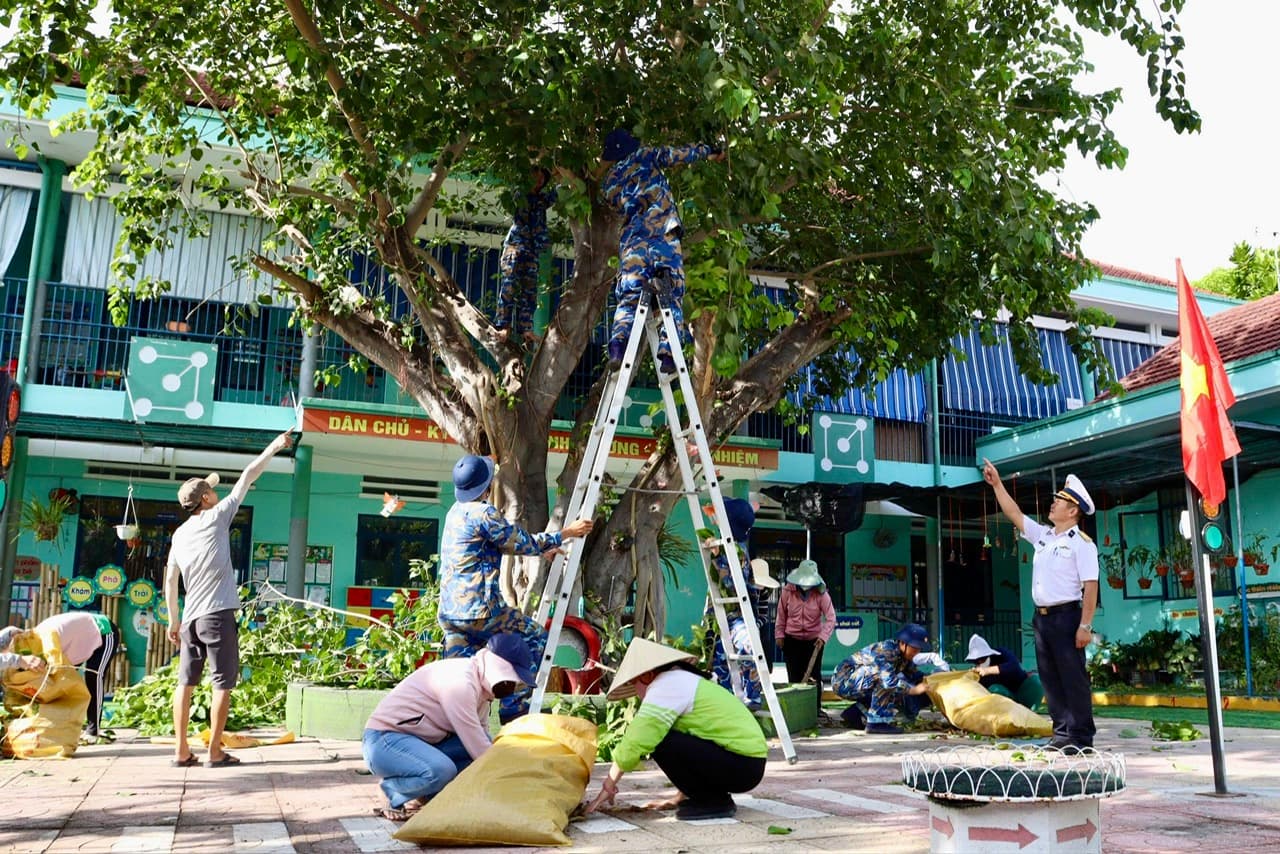 Lữ đoàn 101 giúp trường học địa phương củng cố cảnh quan môi trường