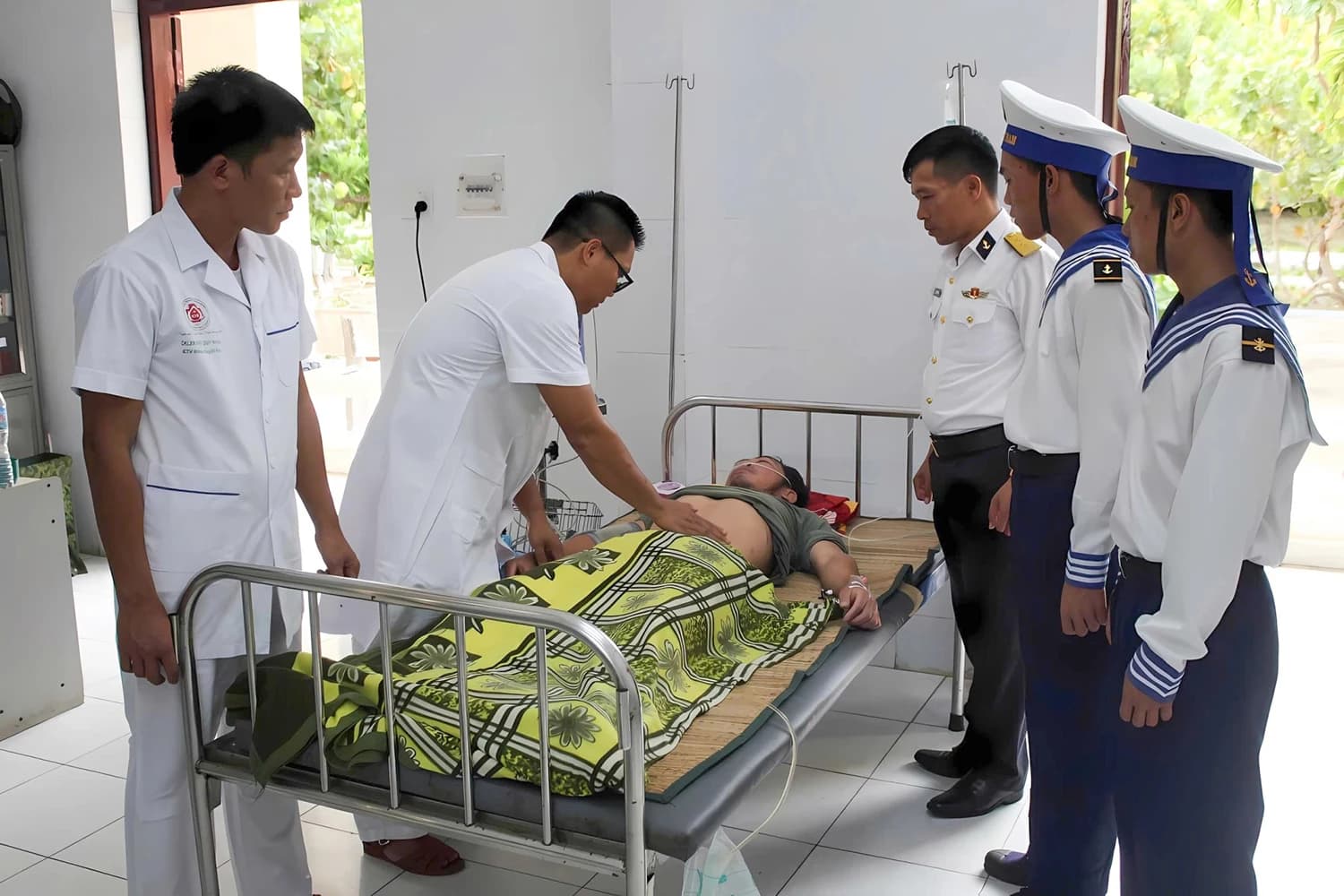 Bệnh xá đảo Song Tử Tây cấp cứu ngư dân bị bệnh giảm áp nặng