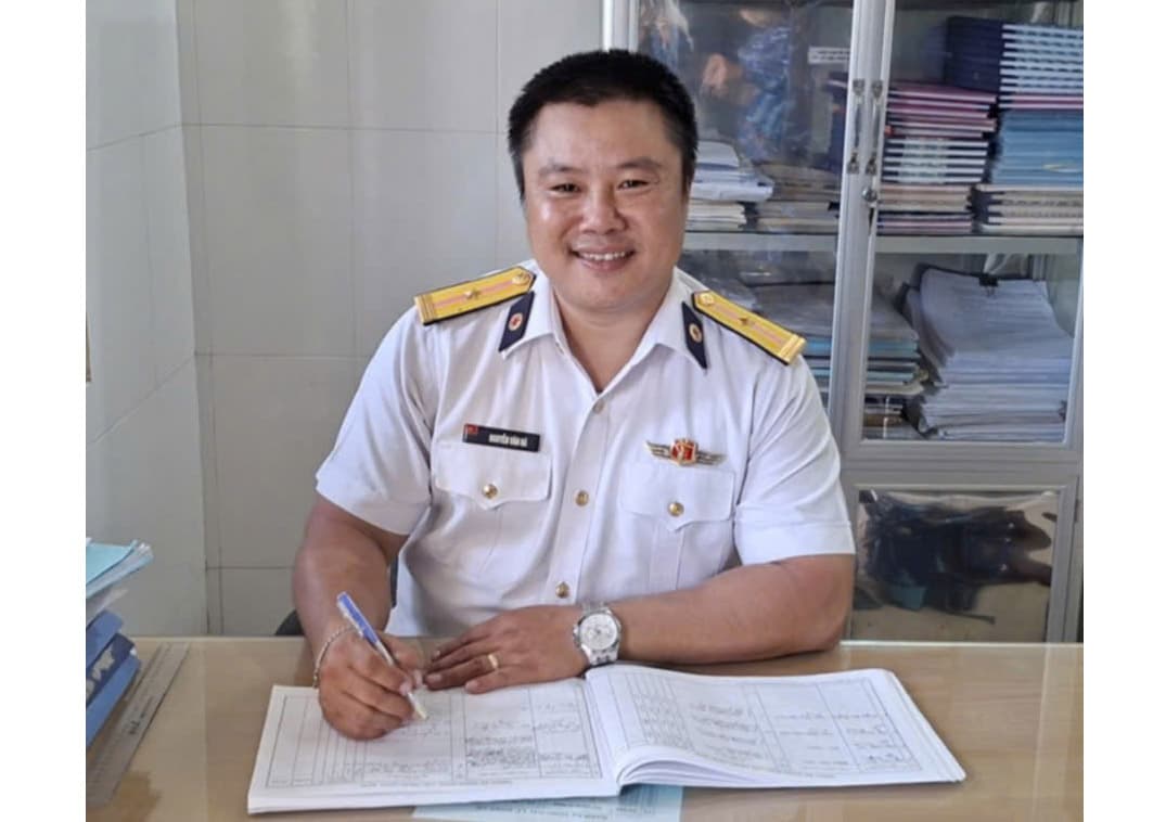 Nhân viên quân y Lữ đoàn 126 kịp thời sơ cứu người bị tai nạn