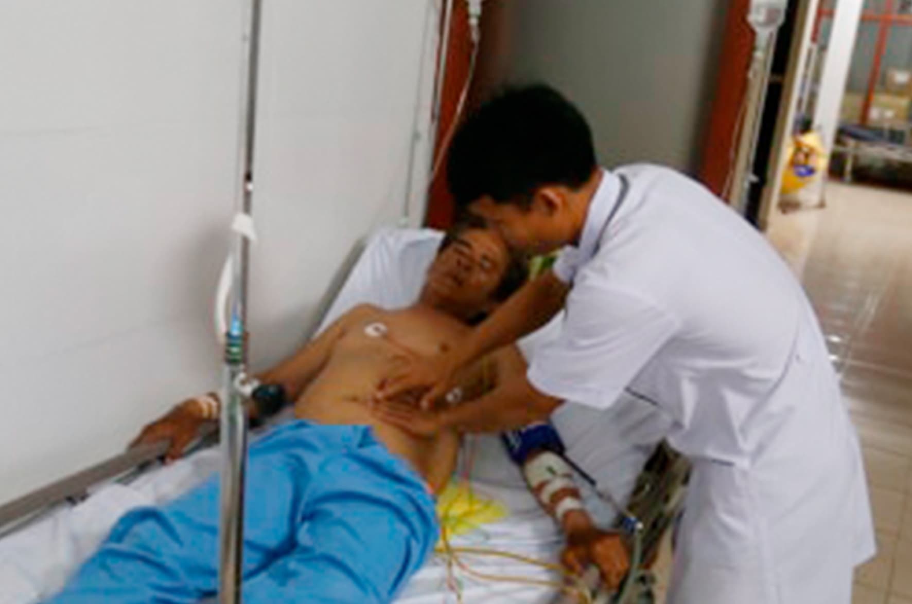 Ngư dân bị bệnh tại Trường Sa được trực thăng đưa vào đất liền cấp cứu