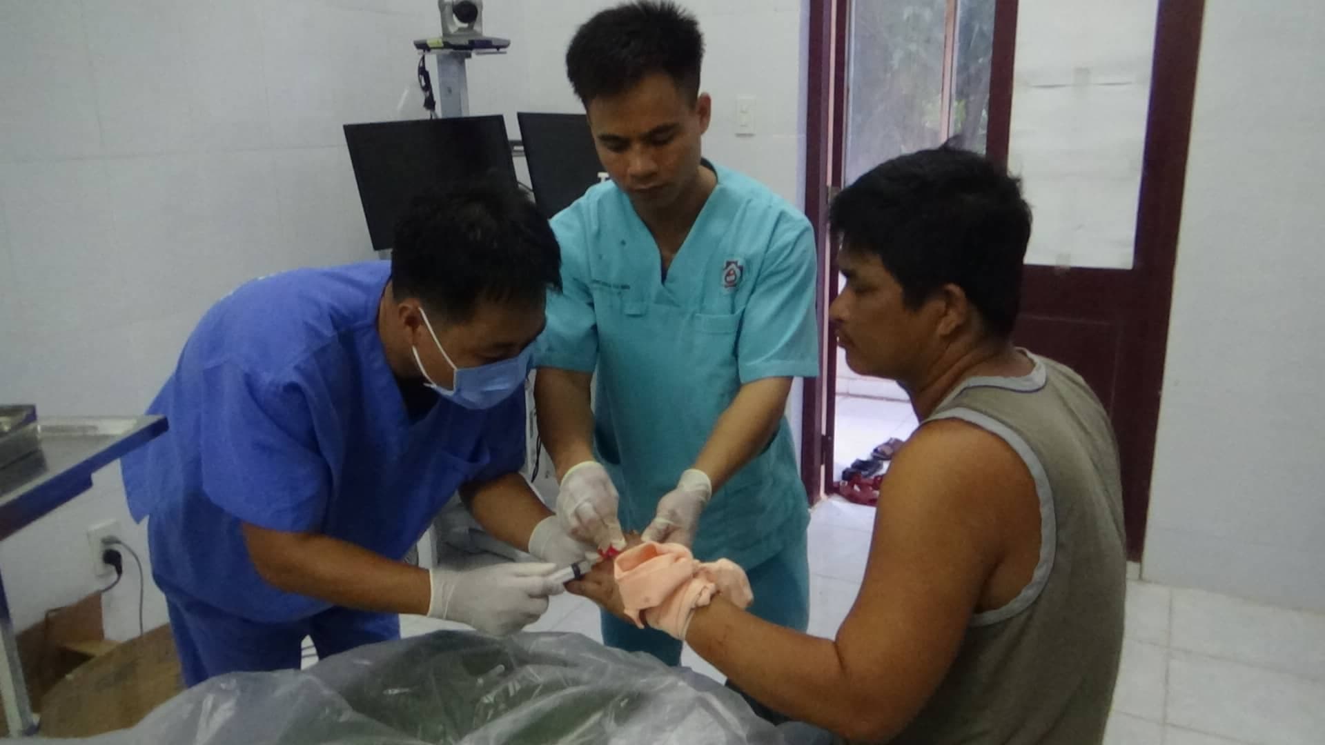Bệnh xá đảo Song Tử Tây : Cứu giúp ngư dân bị thương do nổ bình khí lặn