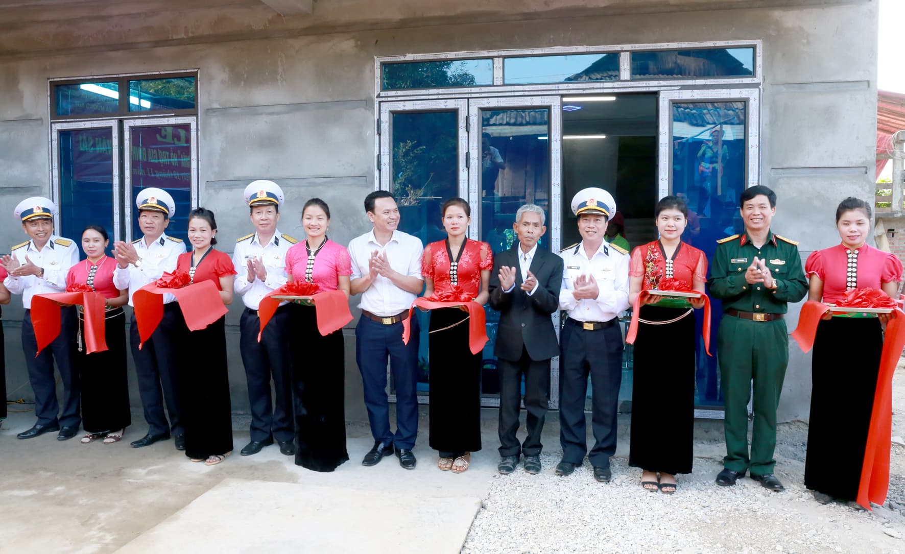 Đoàn Đo đạc biên vẽ hải đồ và nghiên cứu biển: Bàn giao nhà tình nghĩa và tuyên truyền biển, đảo tại Lai Châu