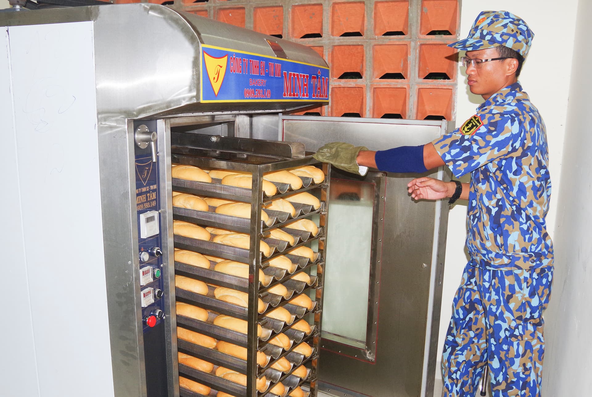 Nước lọc và bánh mì thương hiệu lính biển