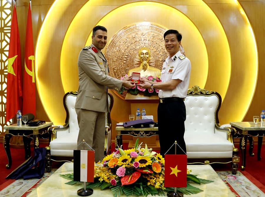 Chuẩn Đô đốc Nguyễn Trọng Bình tiếp Tùy viên Quốc phòng Ai Cập
