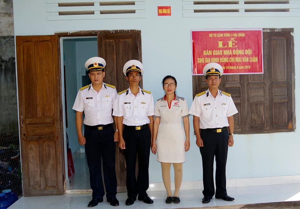 Trung đoàn 451, Vùng 4 Hải quân bàn giao nhà đồng đội