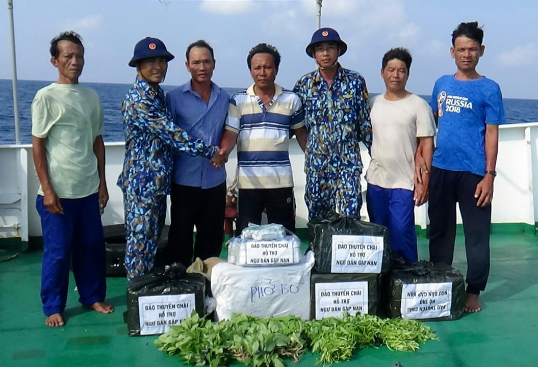 Đảo Thuyền Chài hỗ trợ ngư dân tàu cá QNa 91928 TS