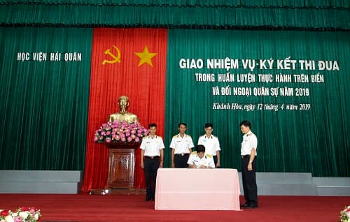 Học viện Hải quân: Giao nhiệm vụ-ký kết thi đua trong huấn luyện thực hành trên biển