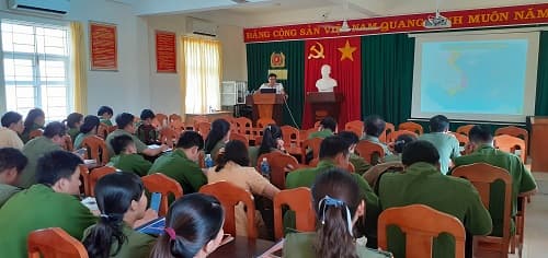 Hơn 130 cán bộ, đảng viên Công an tỉnh Bình Thuận nghe nói chuyện chuyên đề về biển, đảo