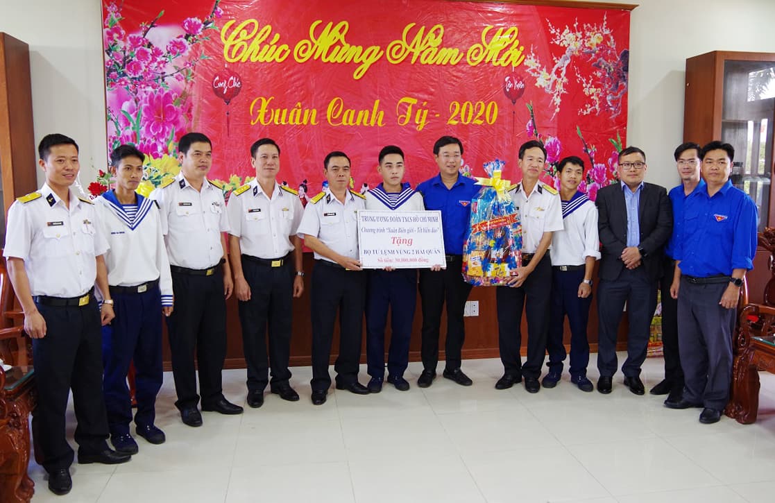 Đoàn cán bộ Trung ương Đoàn TNCS Hồ Chí Minh thăm, tặng quà Vùng 2 Hải quân