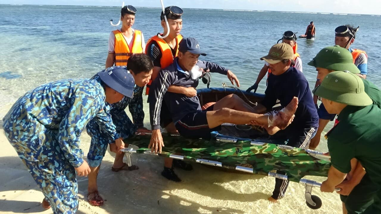 Đảo Sơn Ca kịp thời cấp cứu ngư dân bị nạn khi tránh bão số 5