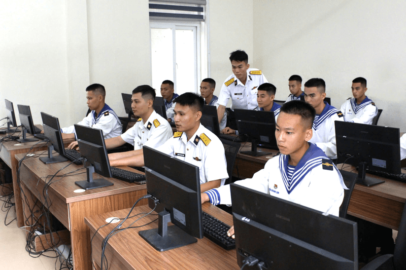 Lữ đoàn 602 thi đánh giá kiến thức, kỹ năng số cho quân nhân