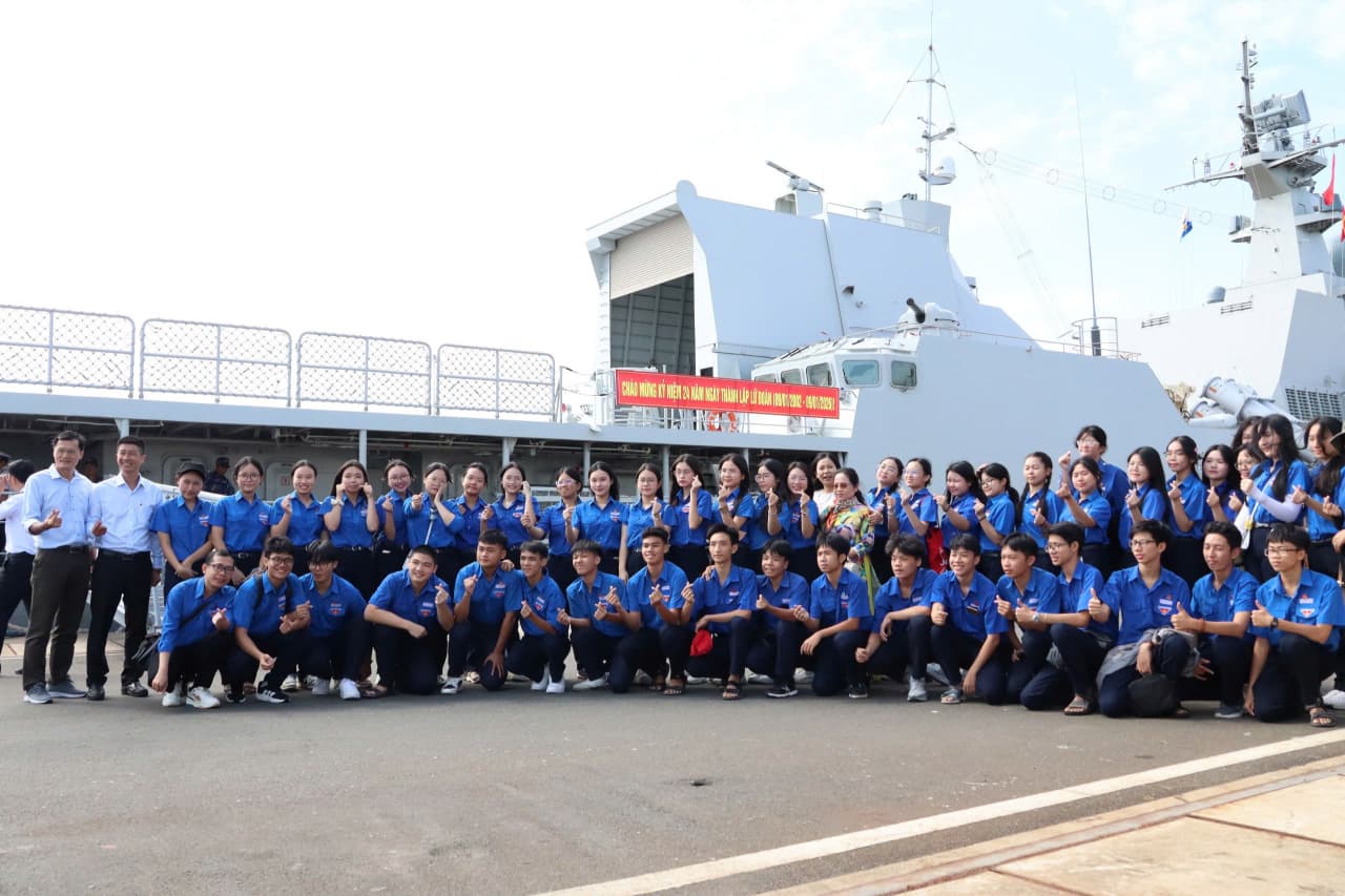 Đoàn học sinh Trường THPT Lý Tự Trọng tham quan, học tập tại Vùng 4