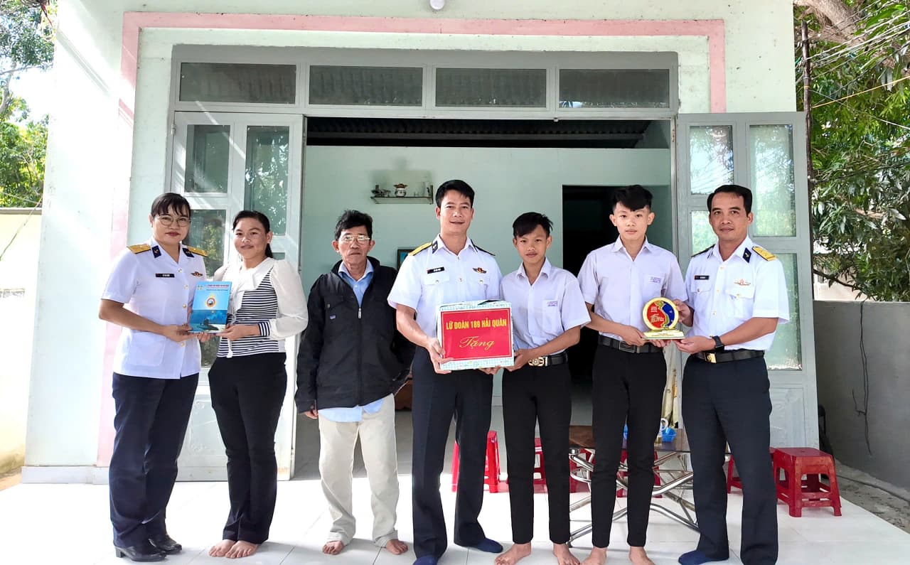 Lữ đoàn 189 thăm, tặng quà con ngư dân