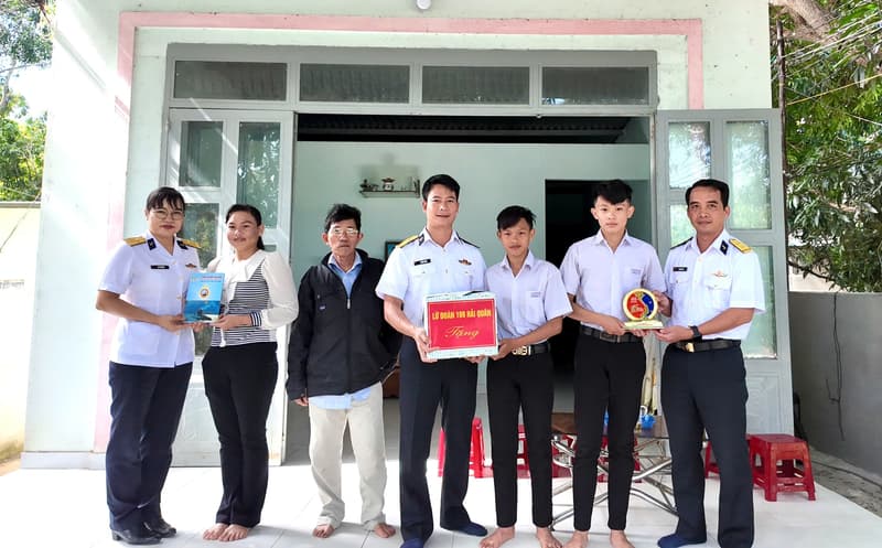 Lữ đoàn 189 thăm, tặng quà con ngư dân