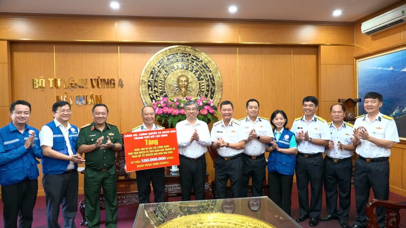 Đoàn cán bộ TP. Hồ Chí Minh thăm Vùng 4 Hải quân