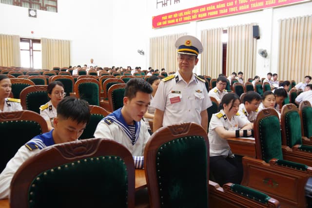 Kiểm tra kết quả thực hiện nhiệm vụ 6 tháng đầu năm 2026 tại Viện Y học Hải quân