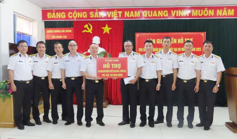Hải đoàn 128 tặng quà của Bộ Quốc phòng cho gia đình quân nhân