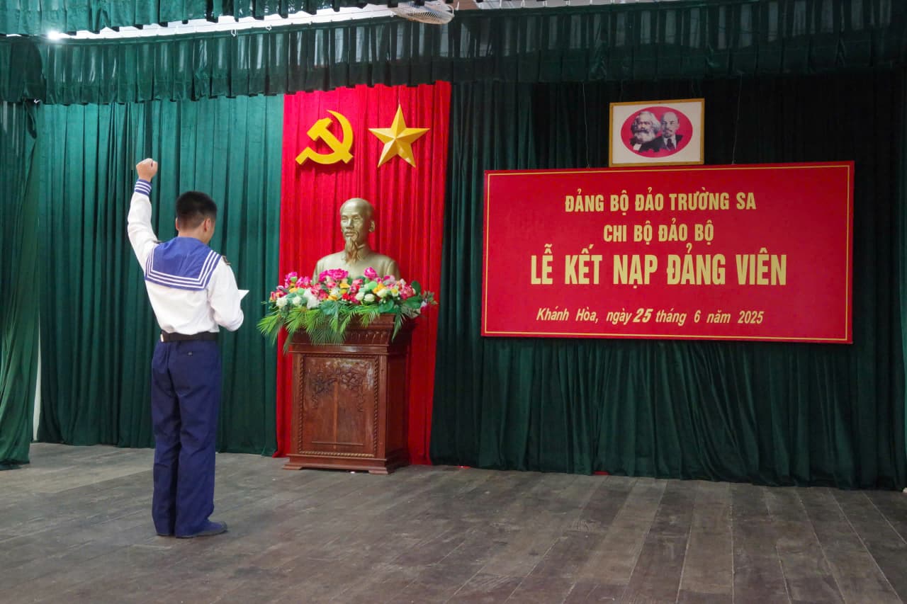 BỘ ĐỘI HẢI QUÂN HƯỚNG VỀ ĐẠI HỘI XIV CỦA ĐẢNG