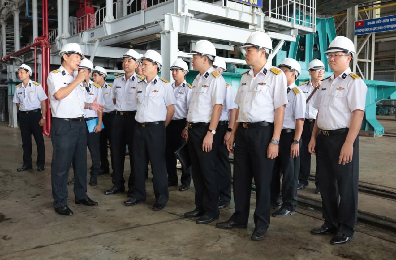 Đoàn cán bộ, giảng viên Học viện Hải quân tham quan Nhà máy X52