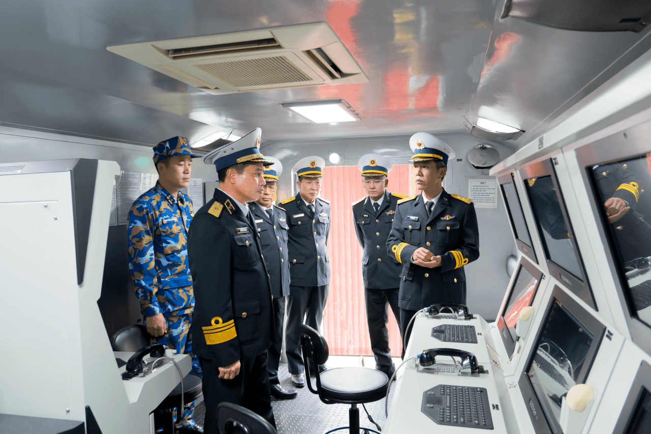 Phó Tư lệnh, Tham mưu trưởng Hải quân kiểm tra Tiểu đoàn 97