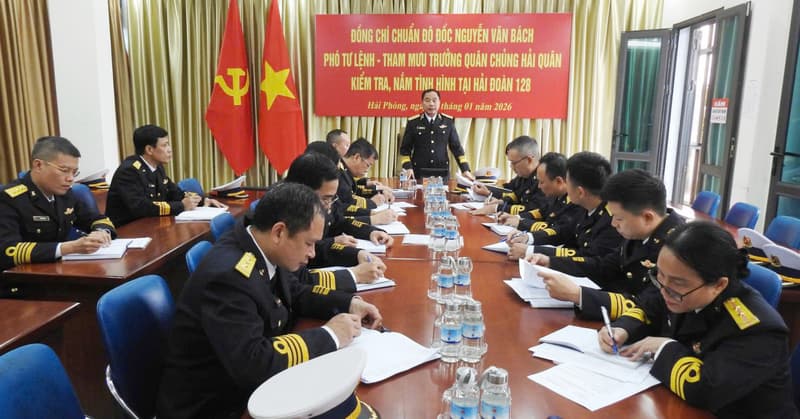 Chuẩn Đô đốc Nguyễn Văn Bách kiểm tra Hải đoàn 128