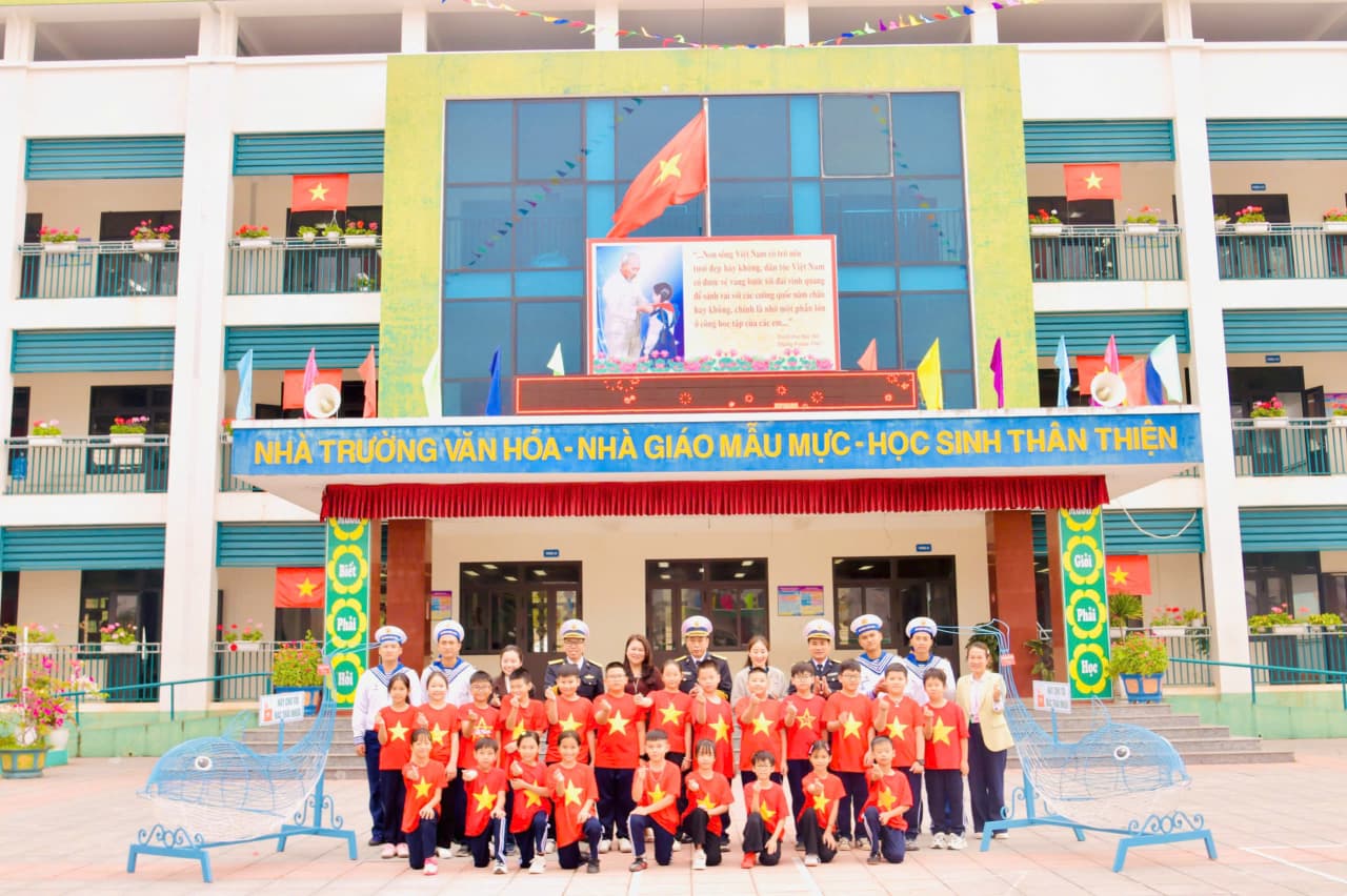 Lữ đoàn 169 tặng thùng đựng rác cho các trường học trên địa bàn đặc khu Vân Đồn