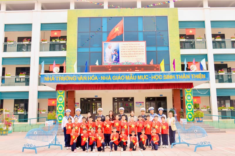 Lữ đoàn 169 tặng thùng đựng rác cho các trường học trên địa bàn đặc khu Vân Đồn