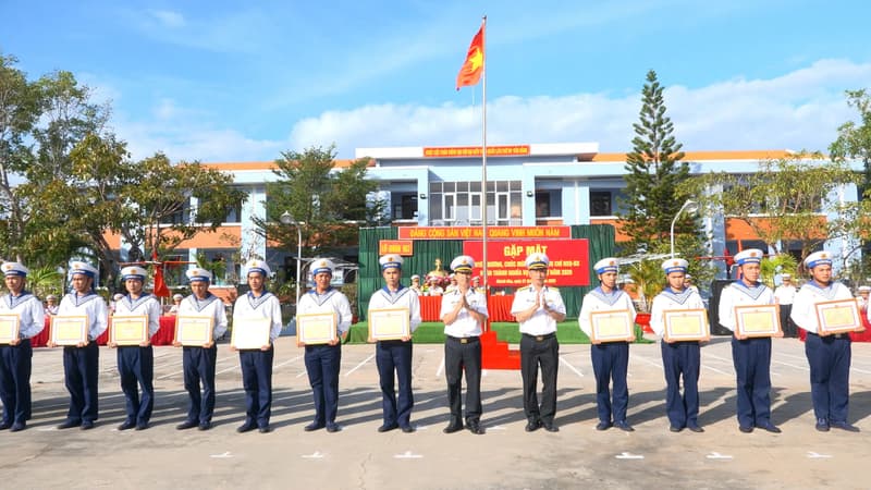 Tư lệnh Vùng 4 gặp mặt, chúc mừng HSQ-BS hoàn thành nghĩa vụ quân sự năm 2026