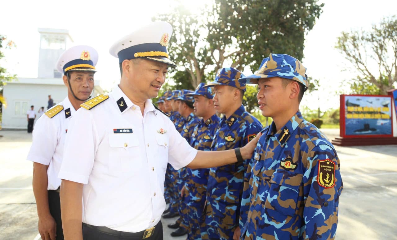 Chính ủy Vùng 4 thăm, động viên cán bộ, chiến sĩ Trạm rađa Hòn Tre