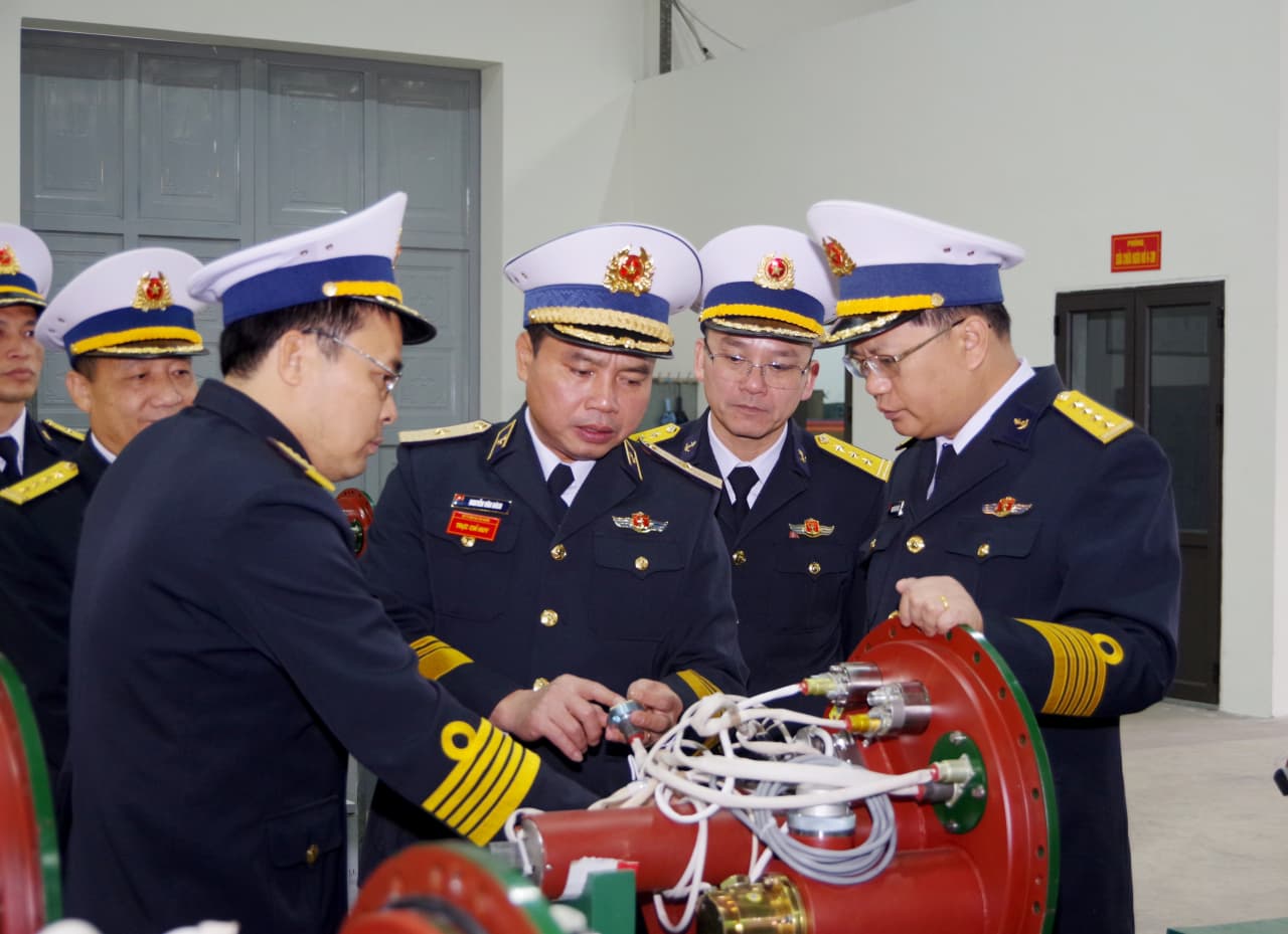 Chuẩn Đô đốc Nguyễn Văn Bách kiểm tra Nhà máy X28