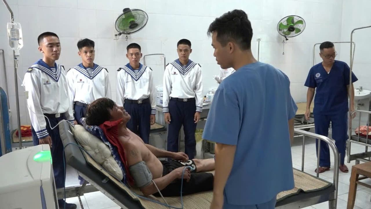 Bệnh xá đảo Song Tử Tây cấp cứu kịp thời ngư dân Quảng Ngãi bị tai nạn trên biển