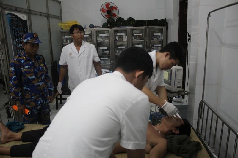 Bệnh xá đảo Song Tử Tây cấp cứu ngư dân bị giảm áp do lặn sâu