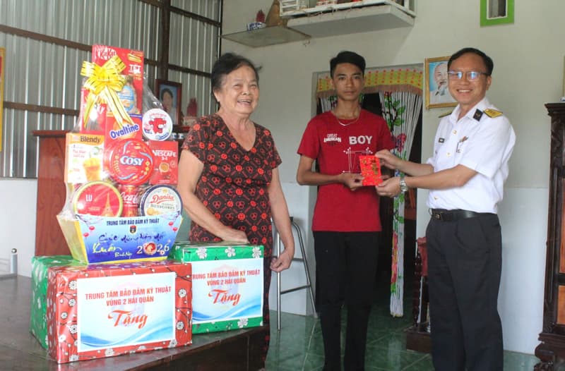 Trung tâm Bảo đảm kỹ thuật Vùng 2 tặng quà con ngư dân