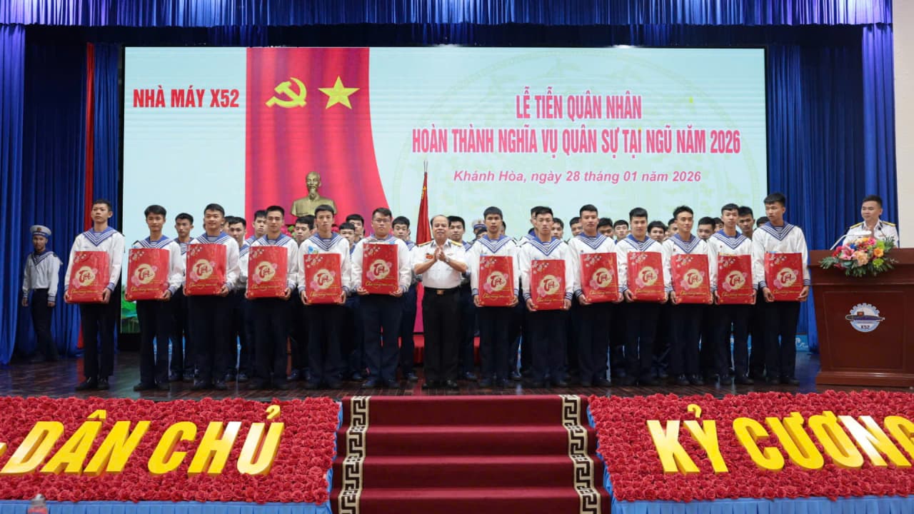 Nhà máy X52 tiễn quân nhân hoàn thành nghĩa vụ quân sự